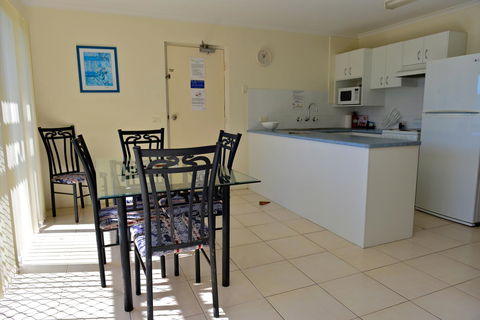Beach House Holiday Apartments - Queensland Tourism 11