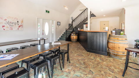 Madigan Wine Country Cottages - Queensland Tourism 24