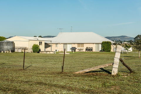 Madigan Wine Country Cottages - Queensland Tourism 32