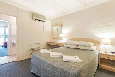 Black Dolphin Resort Motel & Apartments - QLD Tourism 18