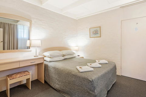 Black Dolphin Resort Motel & Apartments - QLD Tourism 38