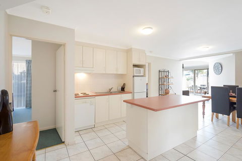 Black Dolphin Resort Motel & Apartments - QLD Tourism 5