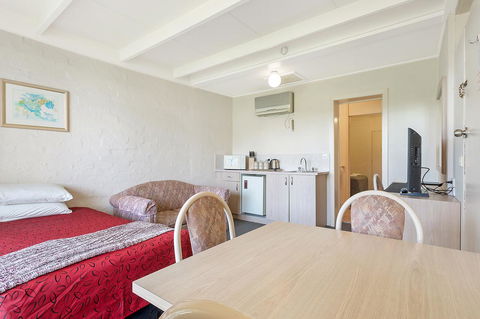 Black Dolphin Resort Motel & Apartments - QLD Tourism 14