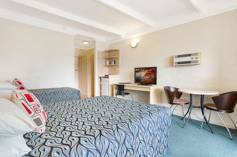 Black Dolphin Resort Motel & Apartments - QLD Tourism 10