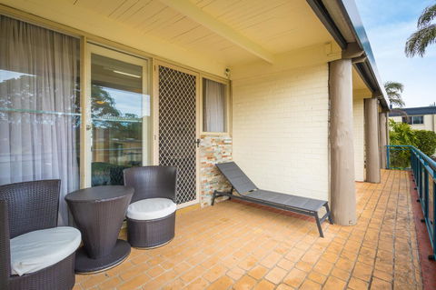 Black Dolphin Resort Motel & Apartments - QLD Tourism 9