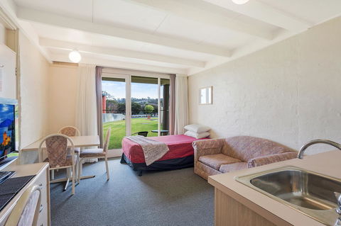 Black Dolphin Resort Motel & Apartments - QLD Tourism 16