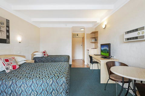 Black Dolphin Resort Motel & Apartments - QLD Tourism 12