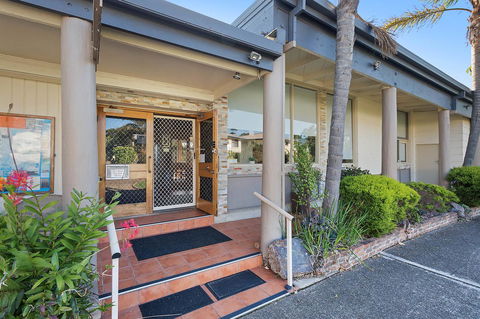Black Dolphin Resort Motel & Apartments - QLD Tourism 42