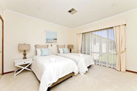 One Mile Mansion - Private Coastal Retreat FREE FAMILY ADVENTURE PASS - Queensland Tourism 16