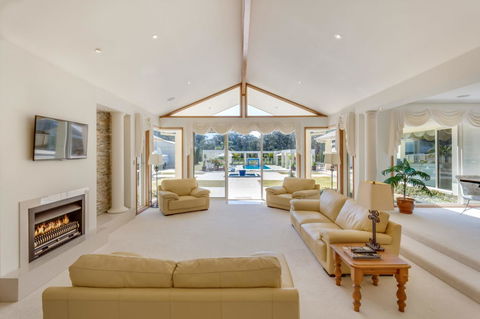 One Mile Mansion - Private Coastal Retreat FREE FAMILY ADVENTURE PASS - Queensland Tourism 13