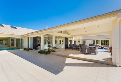 One Mile Mansion - Private Coastal Retreat FREE FAMILY ADVENTURE PASS - Queensland Tourism 18
