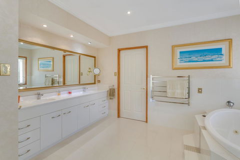 One Mile Mansion - Private Coastal Retreat FREE FAMILY ADVENTURE PASS - Queensland Tourism 8