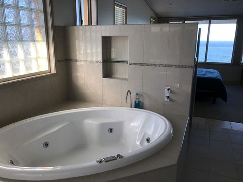 OceanScape Luxury Beachfront Villas - Queensland Tourism 5
