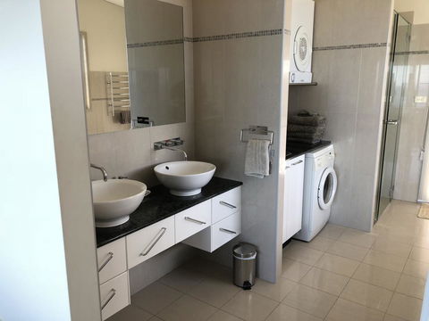 OceanScape Luxury Beachfront Villas - Queensland Tourism 4