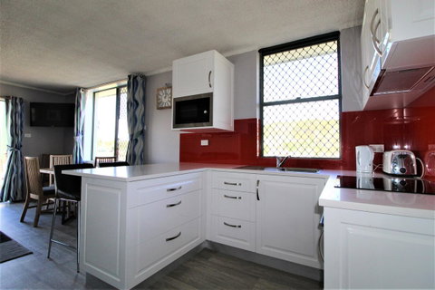 Beachfront 3, 25 Willow Street - QLD Tourism 6