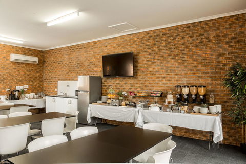 Hume Country Motor Inn - QLD Tourism 1