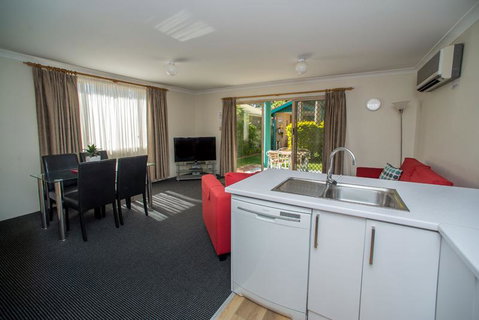 Beaches Serviced Apartments - QLD Tourism 19