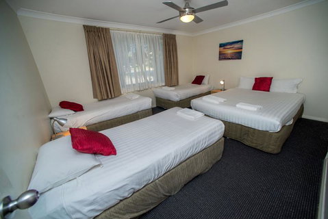 Beaches Serviced Apartments - QLD Tourism 0
