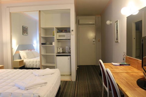 Golden Sands Motor Inn - QLD Tourism 4