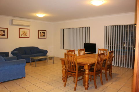 Golden Sands Motor Inn - QLD Tourism 13