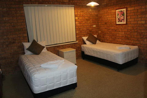 Golden Sands Motor Inn - QLD Tourism 5