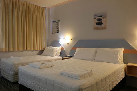 Golden Sands Motor Inn - QLD Tourism 12