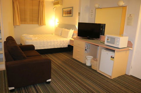 Golden Sands Motor Inn - QLD Tourism 21