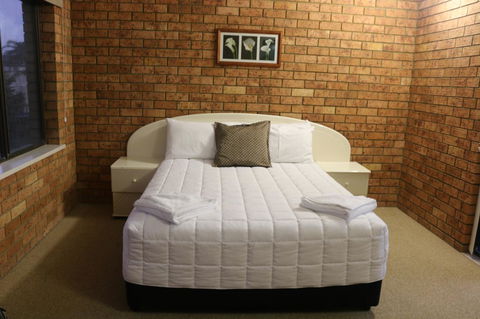 Golden Sands Motor Inn - QLD Tourism 0