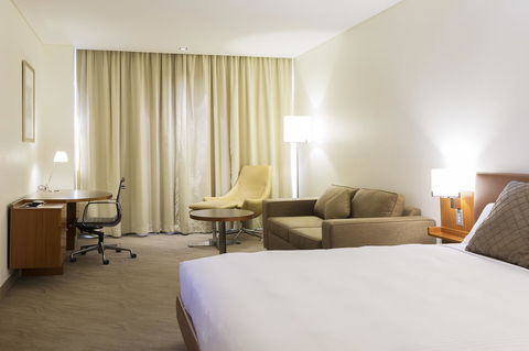 Novotel Canberra - QLD Tourism 33