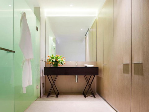 Burbury Hotel - QLD Tourism 6