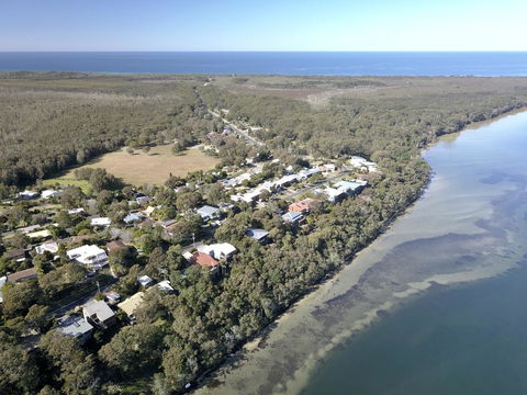 Booti Booti Chateau Lakeside - Queensland Tourism 1