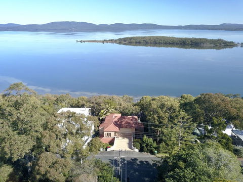 Booti Booti Chateau Lakeside - Queensland Tourism 0