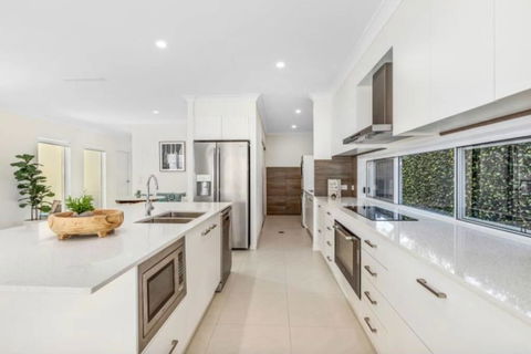 Brand New PRIZE HOME 50m Path To Beach - QLD Tourism 1