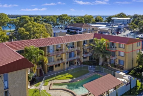 Bribie Beach King Bed Unit Overlooking Pool - QLD Tourism 1