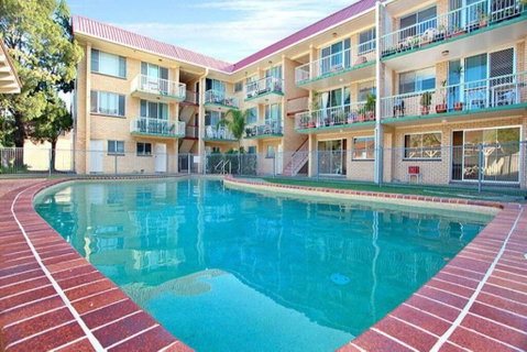 Bribie Beach King Bed Unit Overlooking Pool - QLD Tourism 0