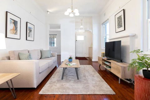 Bright And Elegant Executive 3 Bedroom Family Home - QLD Tourism 0