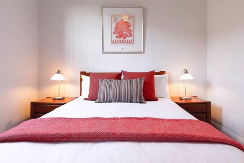 Bright And Elegant Executive 3 Bedroom Family Home - QLD Tourism 3