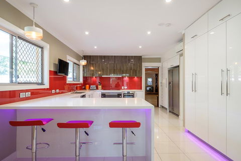 Brookfield Retreat - Large Holiday Home / Group Accommodation - QLD Tourism 3