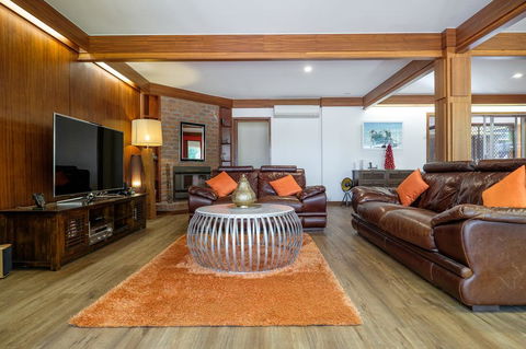 Brookfield Retreat - Large Holiday Home / Group Accommodation - QLD Tourism 2