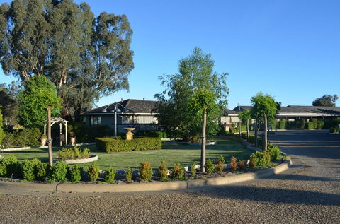 Burringa Garden Motel - Queensland Tourism 0