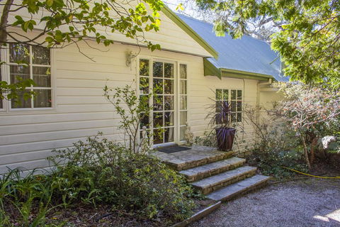 Bygone Beautys Cottages - Bronte Cottage - Queensland Tourism 1