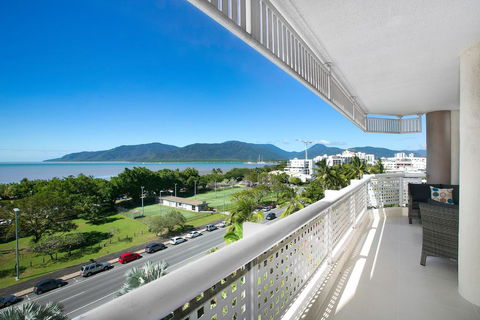 Cairns Luxury Seafront Apartment - QLD Tourism 2