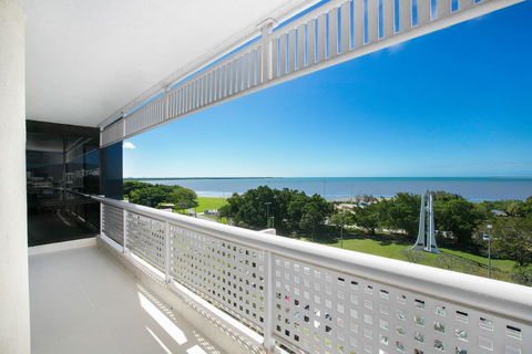 Cairns Luxury Seafront Apartment - QLD Tourism 3