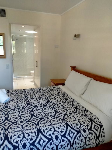 Camargue Beachfront Apartments - QLD Tourism 3