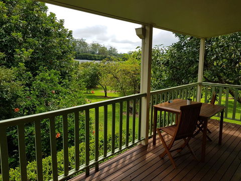 Camelot Cottages - Queensland Tourism 1