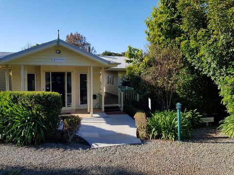 Camelot Cottages - Queensland Tourism 0