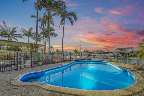CANAL HOME NEAR MOOLOOLABA - QLD Tourism 1