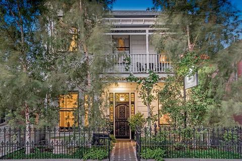 Captains Retreat Apartments And Cottages - QLD Tourism 0