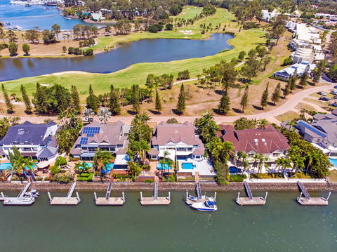Castaway At The Greens - Queensland Tourism 2