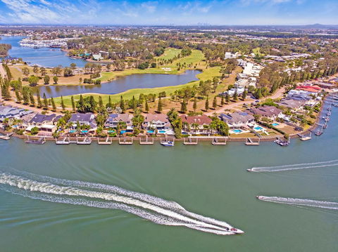 Castaway At The Greens - Queensland Tourism 3